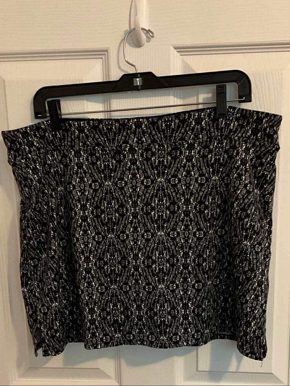 Tranquility by Colorado Clothing Black & White Patterned Mini Skirt